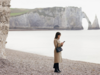 femme à la mer - LibertéClés conciergerie en normandie